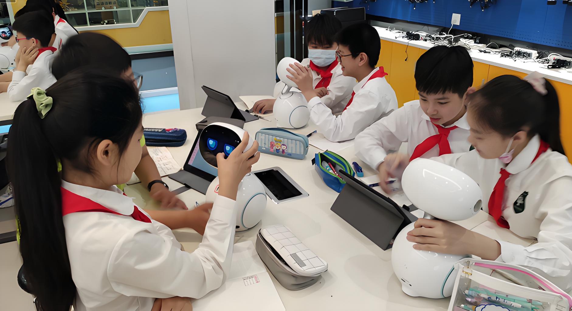 学生参与AI实践活动 1